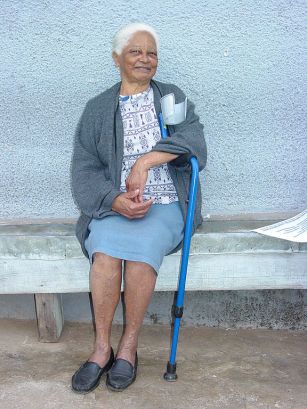 576px-Woman_in_Old-Age_Home_-_Mariana,_Minas_Gerais_-_Brazil (1)